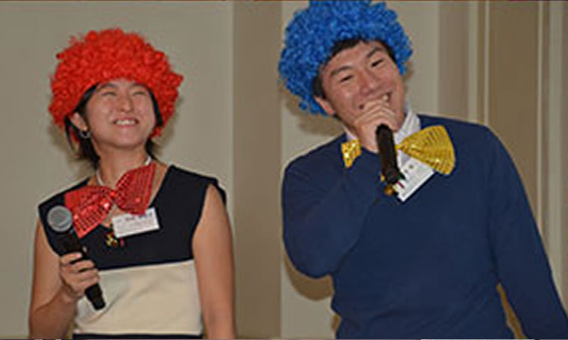 イベントを盛り上げる関東支部幹事の松岡麻衣子さん（左）と貞光裕二さん（右）