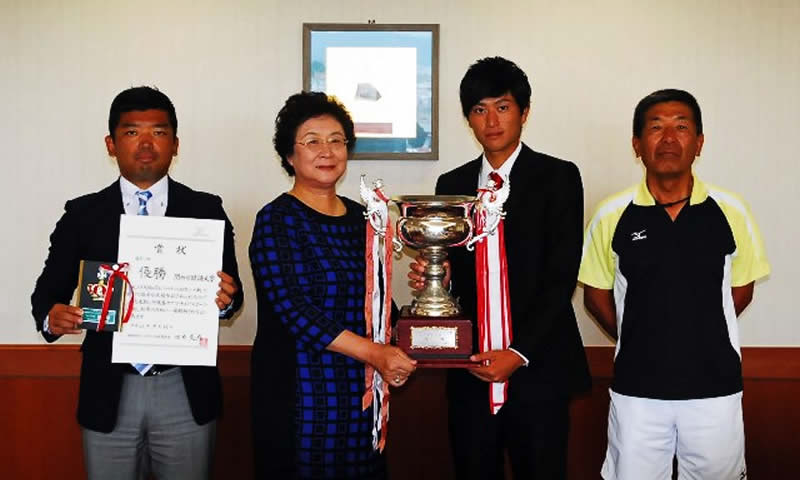谷本理事長に優勝を報告した（左から）出口監督、坪川主将、浜田久志総監督