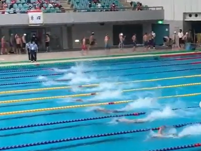 関西学生チャンピオンシップで力泳する選手たち