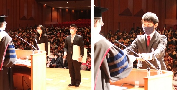 大庭幸男学長から博士号（写真左）と修士号（同右）が授与されました