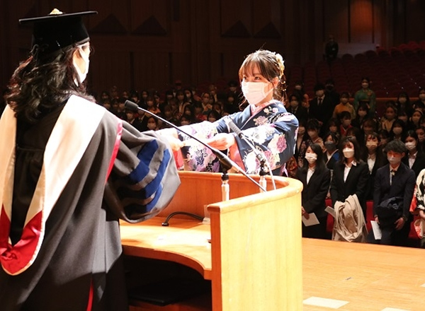 谷本和子短期大学部学長から学位記が授与されました